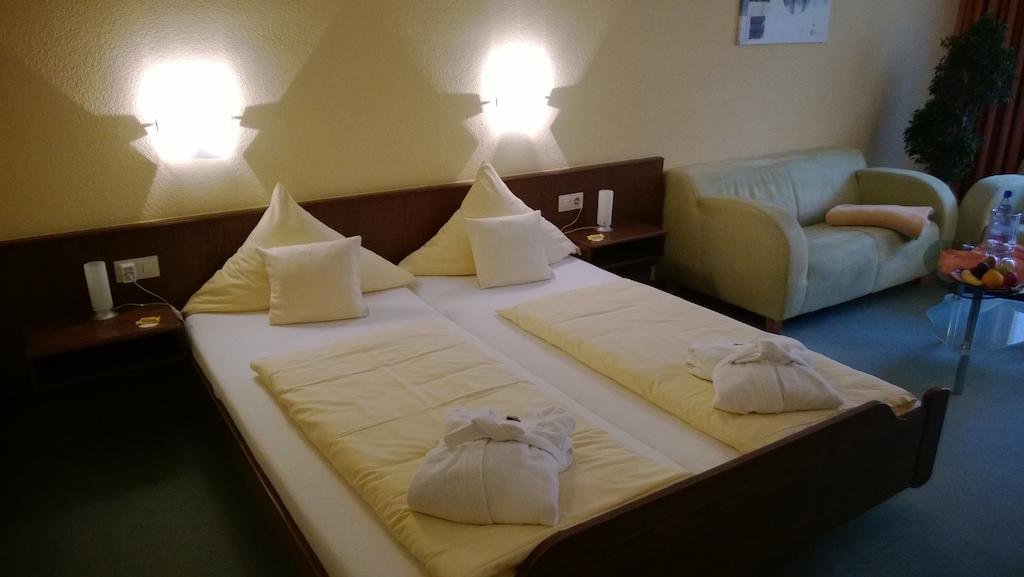 Landhotel Vierjahreszeiten Bad Königshofen im Grabfeld Chambre photo
