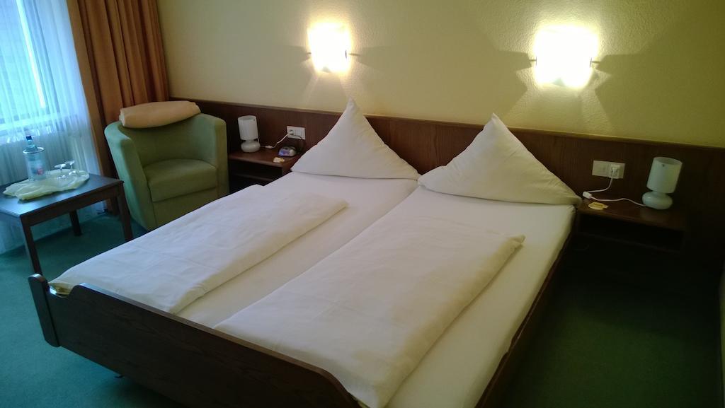 Landhotel Vierjahreszeiten Bad Königshofen im Grabfeld Chambre photo