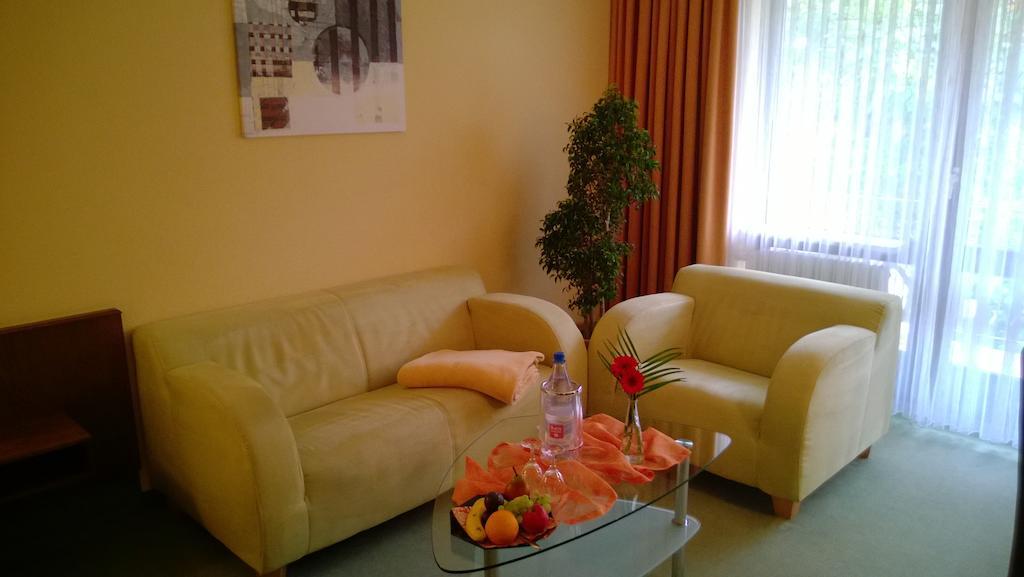 Landhotel Vierjahreszeiten Bad Königshofen im Grabfeld Chambre photo